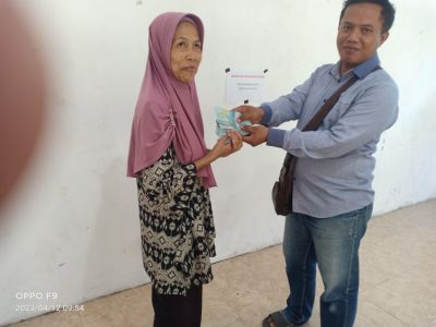 PEMBAGIAN BLT DD  BULAN JANUARI S/D MARET DESA MADURETNO KECAMATAN BULUSPESATREN